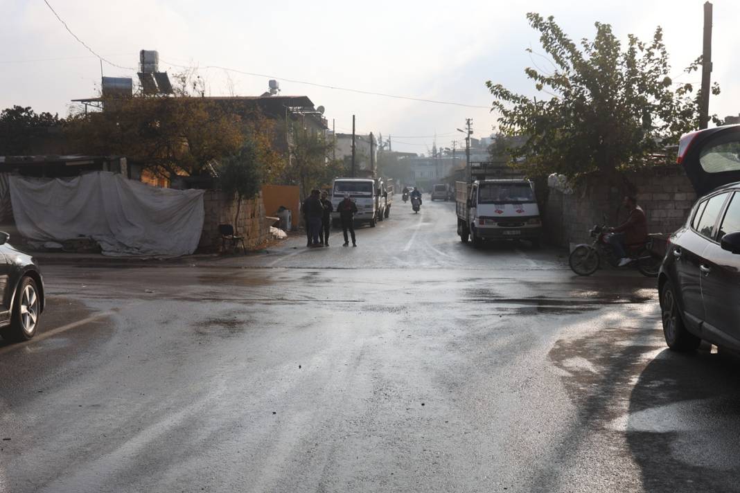 Otomobille çarpışan motosiklet sürücüsü havada taklalar attı 1